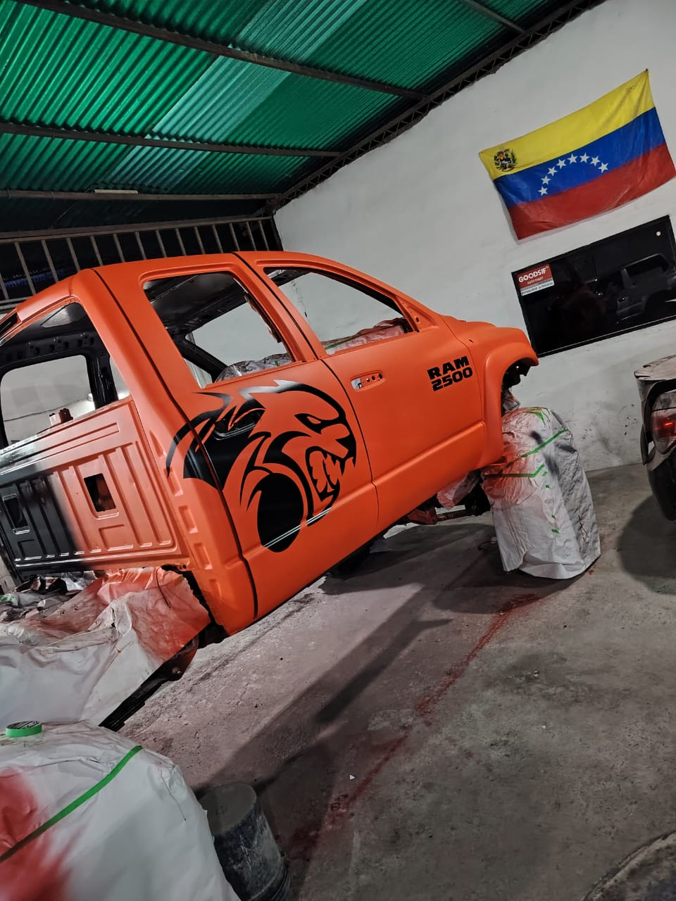 RAM 2500 en proceso de pintura naranja personalizada